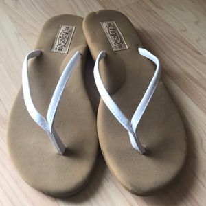 White & tan Flojos flip flops